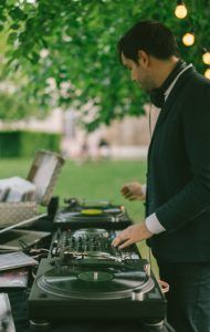 DJ aux platines vinyles