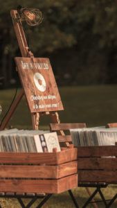 Pancarte en bois d'un bar à vinyles